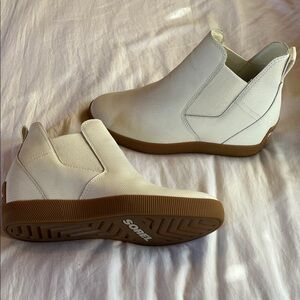 Sorel White Ankle Boots with Brown Sole